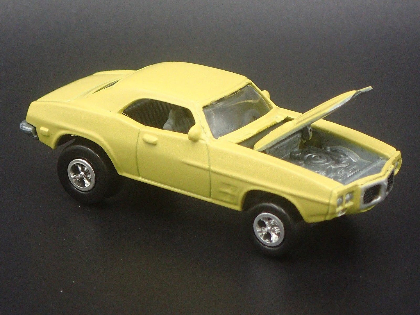 1969 69 PONTIAC FIREBIRD CREAM 1/64 SCALE COLLECTIBLE DIORAMA DIECAST MODEL CAR