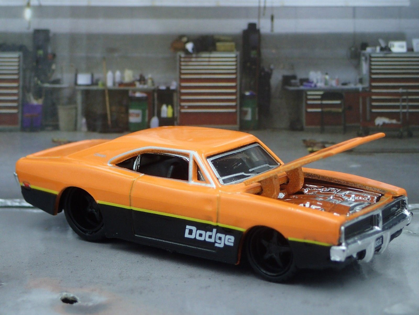 1969 69 DODGE CHARGER RT ORANGE 1/64 SCALE COLLECTIBLE DIORAMA DIECAST MODEL CAR