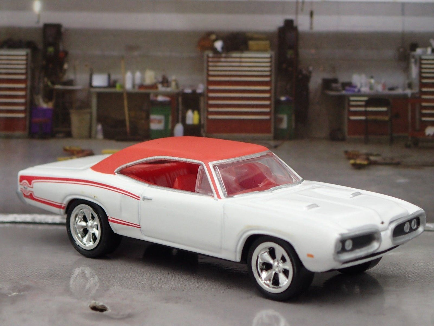 1970 70 DODGE SUPER BEE RARE 1:64 SCALE COLLECTIBLE DIORAMA DIECAST MODEL CAR