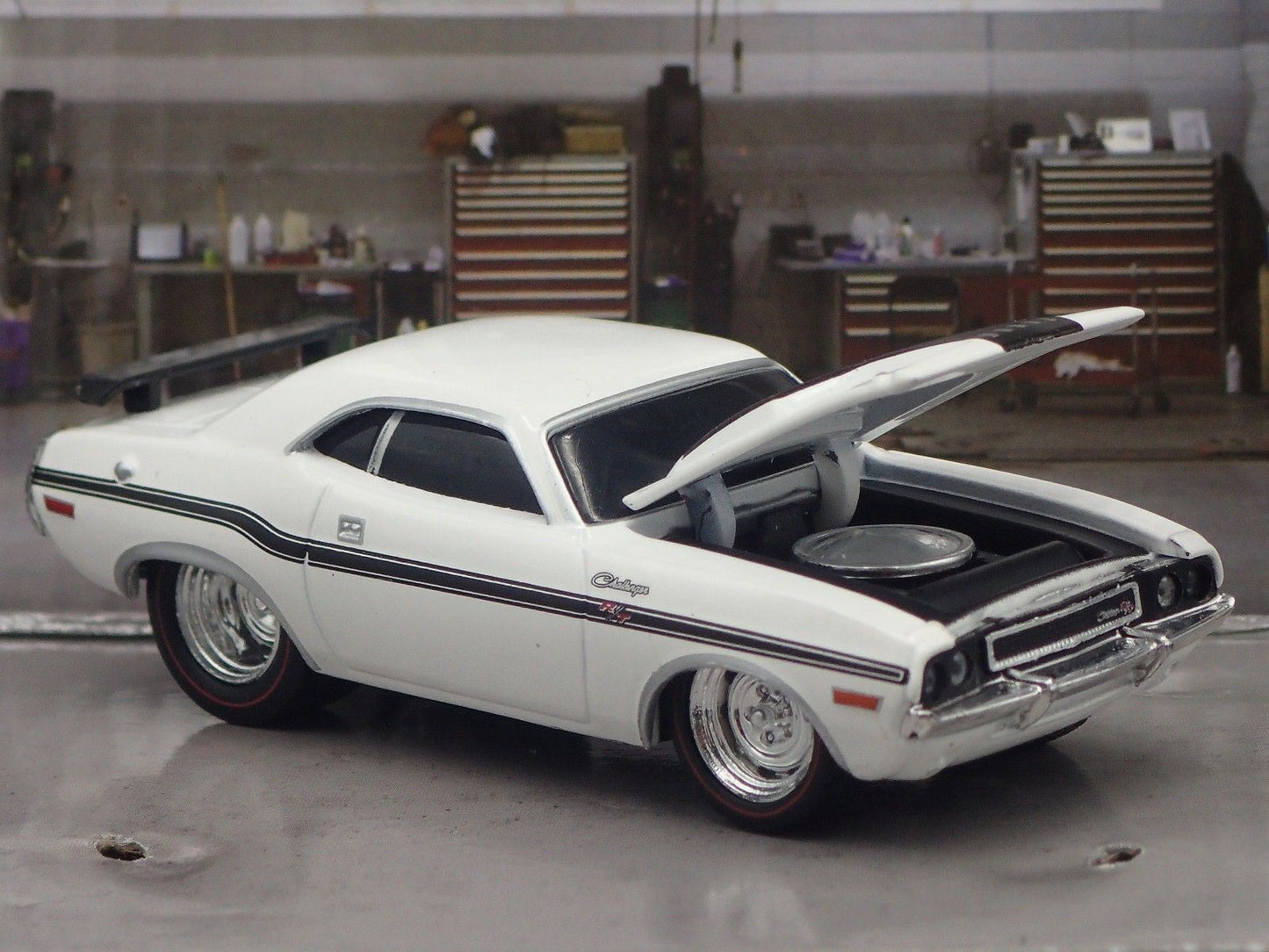 1970 70 DODGE CHALLENGER R/T 1/64 SCALE COLLECTIBLE DIORAMA DIECAST MODEL CAR