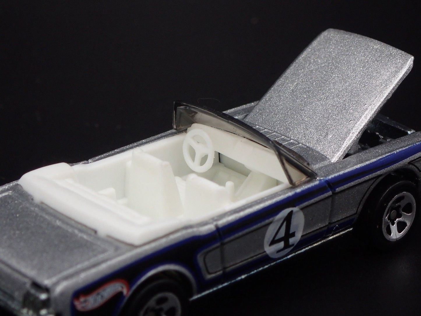 1965 65 FORD MUSTANG CONVERTIBLE SILVER 1:64 SCALE DIORAMA DIECAST MODEL CAR