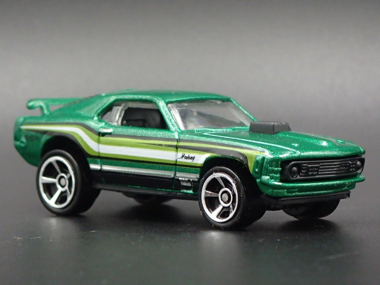 1970 70 FORD MUSTANG MACH 1 FASTBACK GREEN 1:64 SCALE DIORAMA DIECAST MODEL CAR