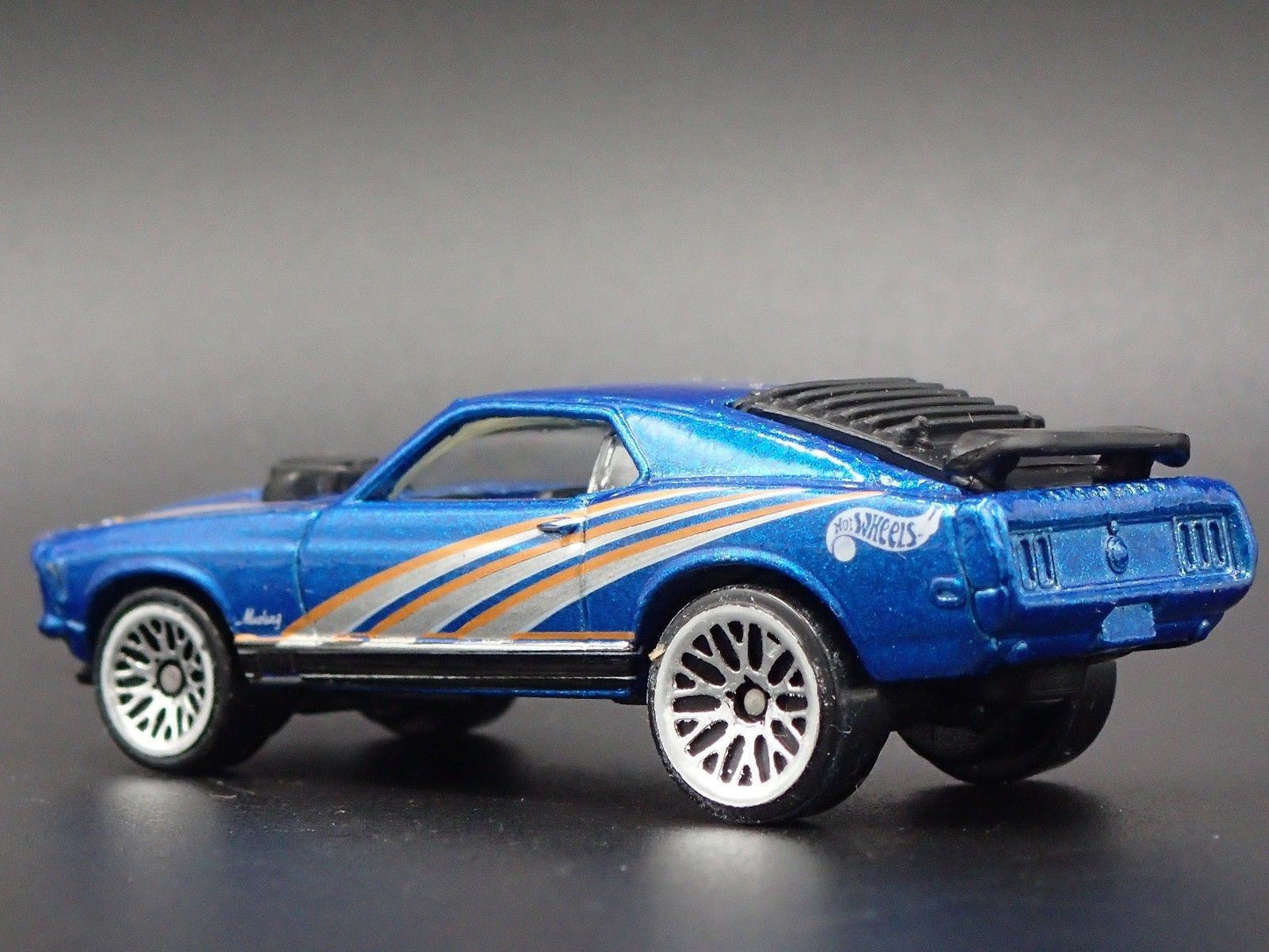 1970 70 FORD MUSTANG MACH 1 FASTBACK BLUE 1:64 SCALE DIORAMA DIECAST MODEL CAR