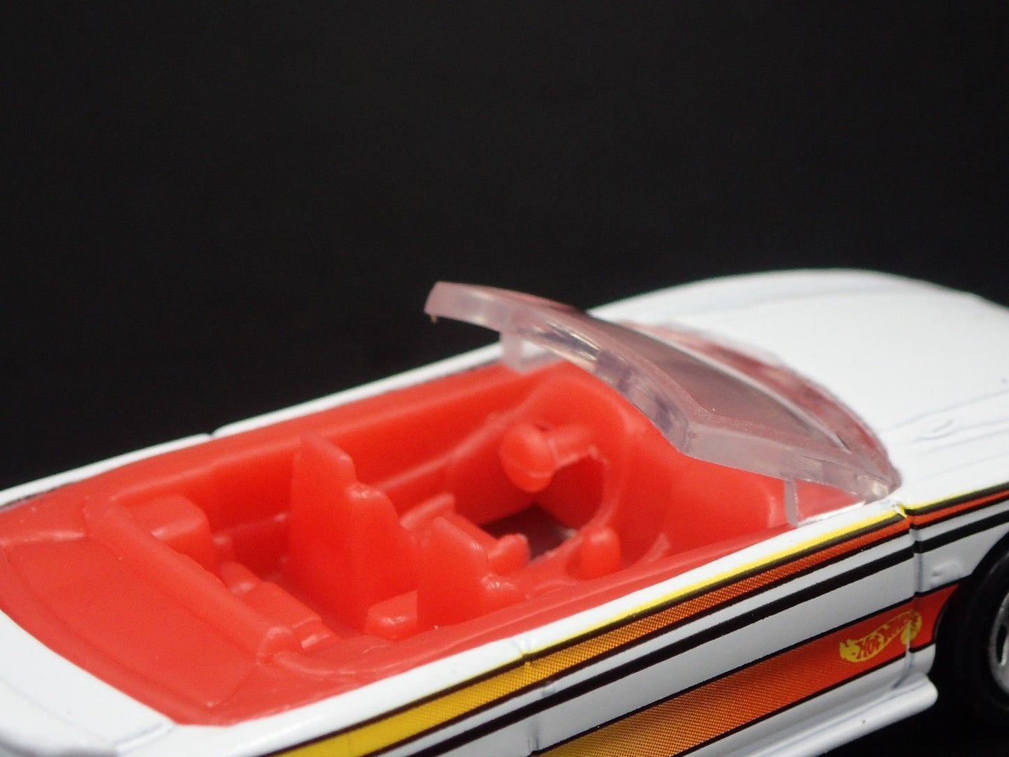 1996 96 FORD MUSTANG GT CONVERTIBLE WHITE 1:64 SCALE DIORAMA DIECAST MODEL CAR