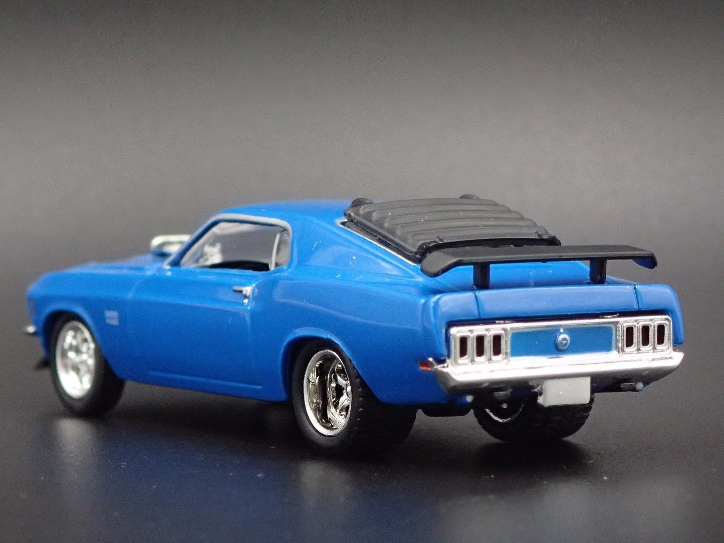 1970 70 FORD MUSTANG BOSS 429 FASTBACK BLUE 1:64 SCALE DIORAMA DIECAST MODEL CAR