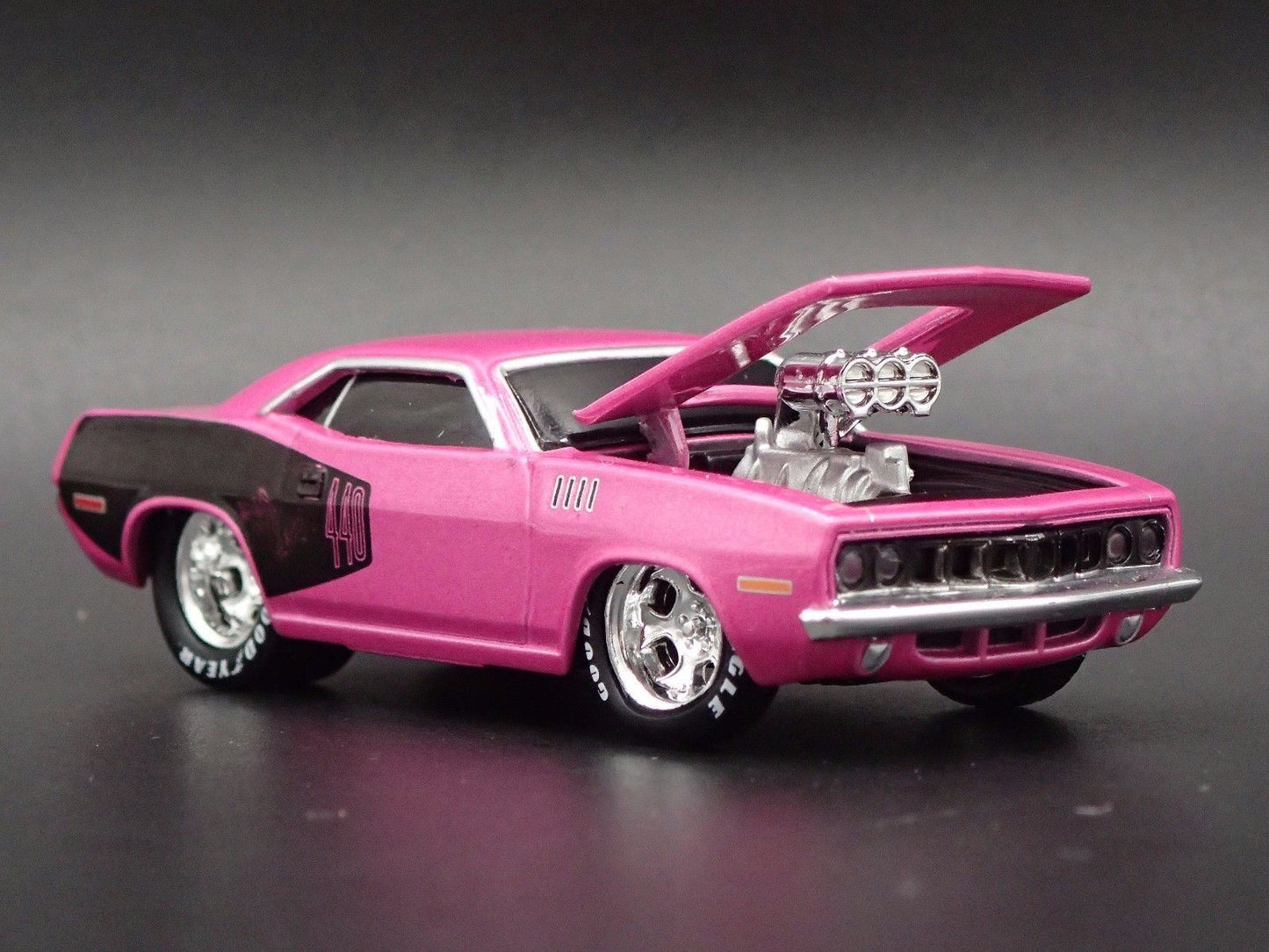 1971 71 PLYMOUTH CUDA 440 PINK 1:64 SCALE COLLECTIBLE DIORAMA DIECAST MODEL CAR