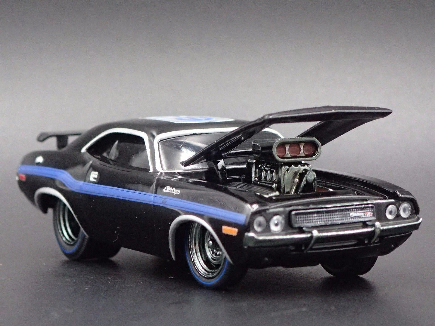 1970 70 DODGE CHALLENGER RT 1:64 SCALE COLLECTIBLE DIORAMA DIECAST MODEL CAR
