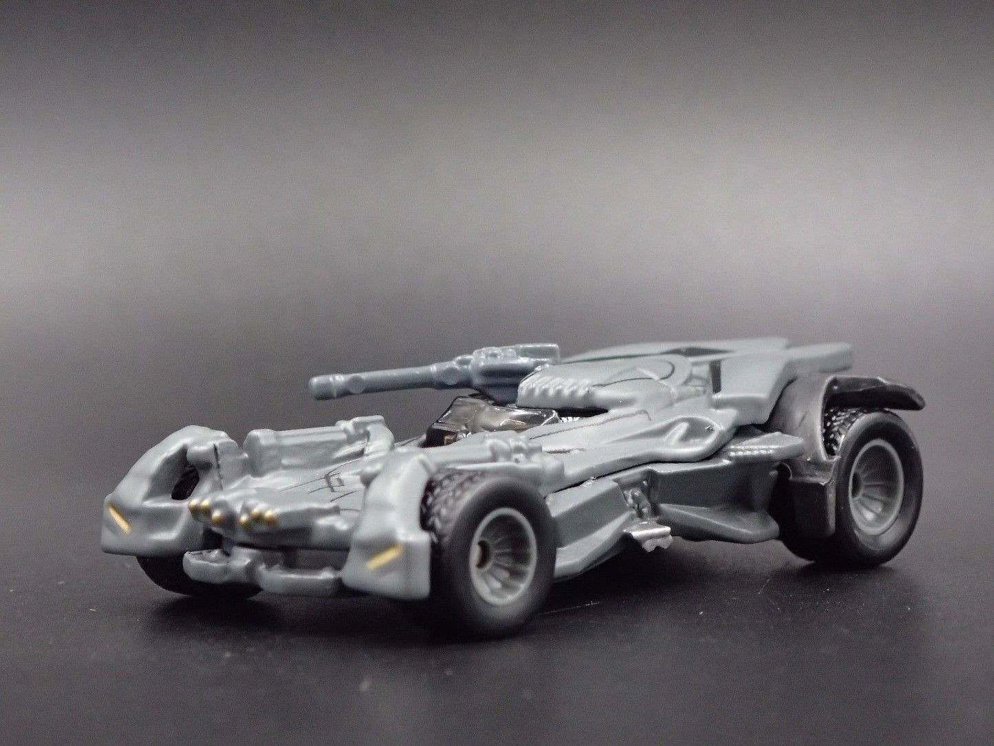 BATMAN JUSTICE LEAGUE BATMOBILE 1:64 SCALE COLLECTIBLE DIORAMA DIECAST MODEL CAR