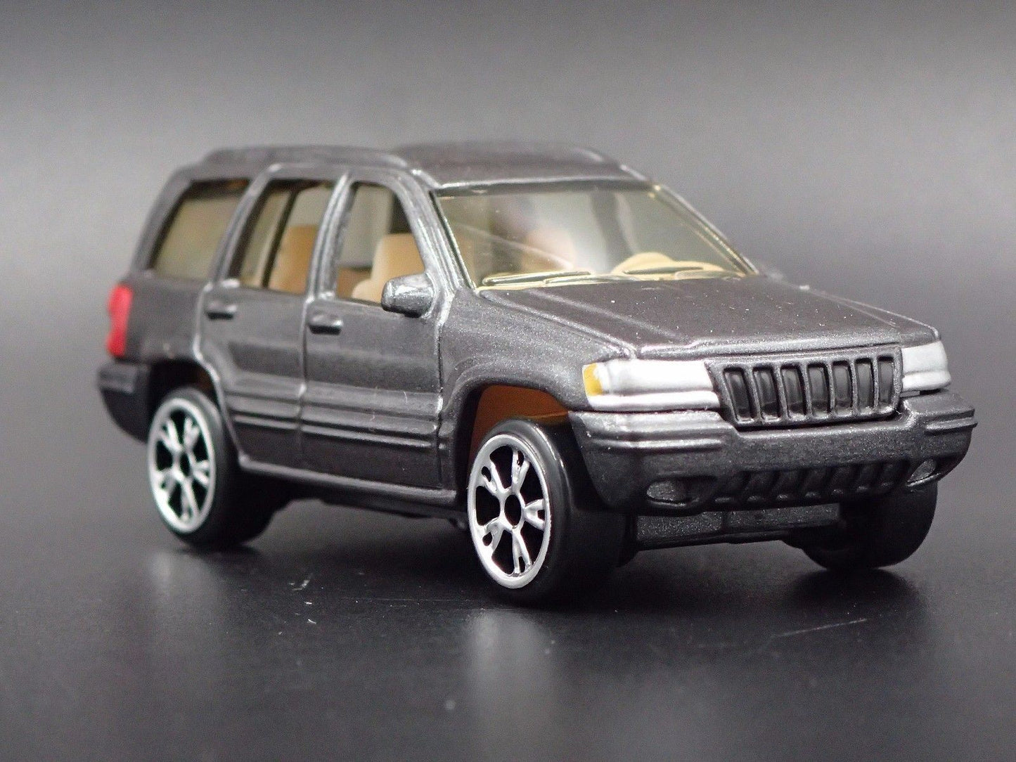 1993 - 1998 JEEP GRAND CHEROKEE GRAY 1:64 SCALE DIORAMA DIECAST MODEL CAR
