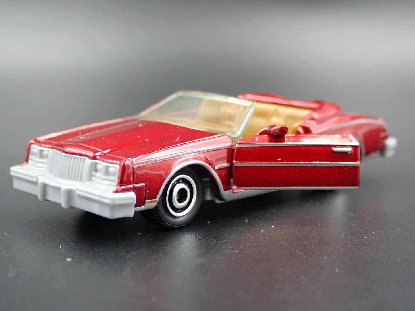 1983 83 BUICK RIVIERA CONVERTIBLE BURGUNDY 1:64 SCALE DIORAMA DIECAST MODEL CAR