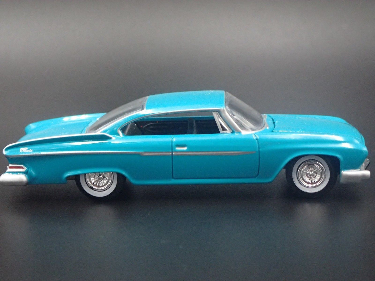 1961 61 DODGE DART PHOENIX 1:64 SCALE COLLECTIBLE DIORAMA DIECAST MODEL CAR