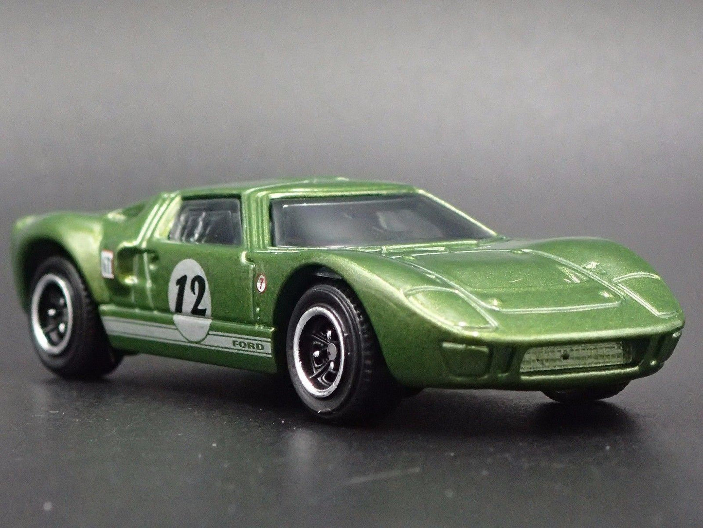 1965 FORD GT40 GREEN 1:64 SCALE LIMITED COLLECTIBLE DIORAMA DIECAST MODEL CAR