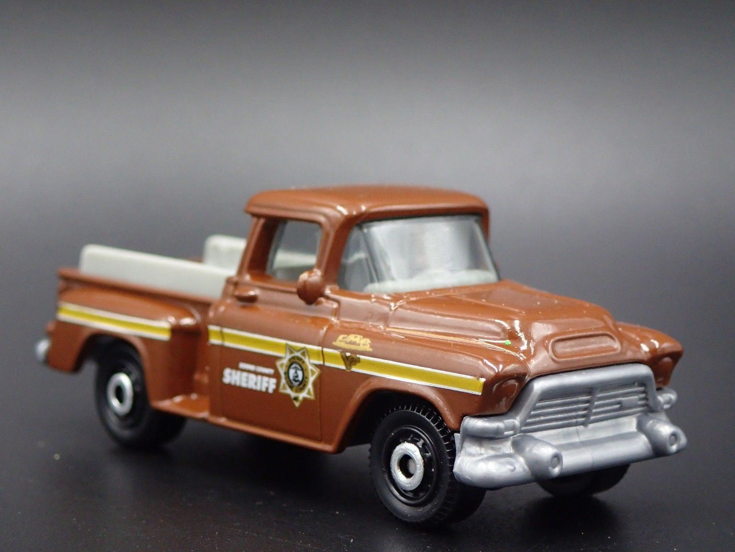 1957 57 GMC STEPSIDE PICKUP TRUCK SHERIFF POLICE 1:64 SCALE DIECAST MODEL CAR