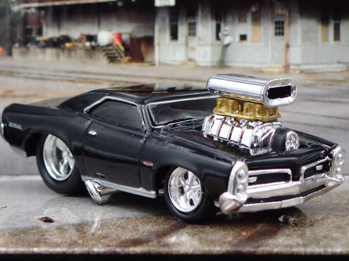 1966 66 PONTIAC GTO 1/64 SCALE LIMITED COLLECTIBLE DIORAMA DIECAST MODEL CAR-Burning Rubber Toy Company