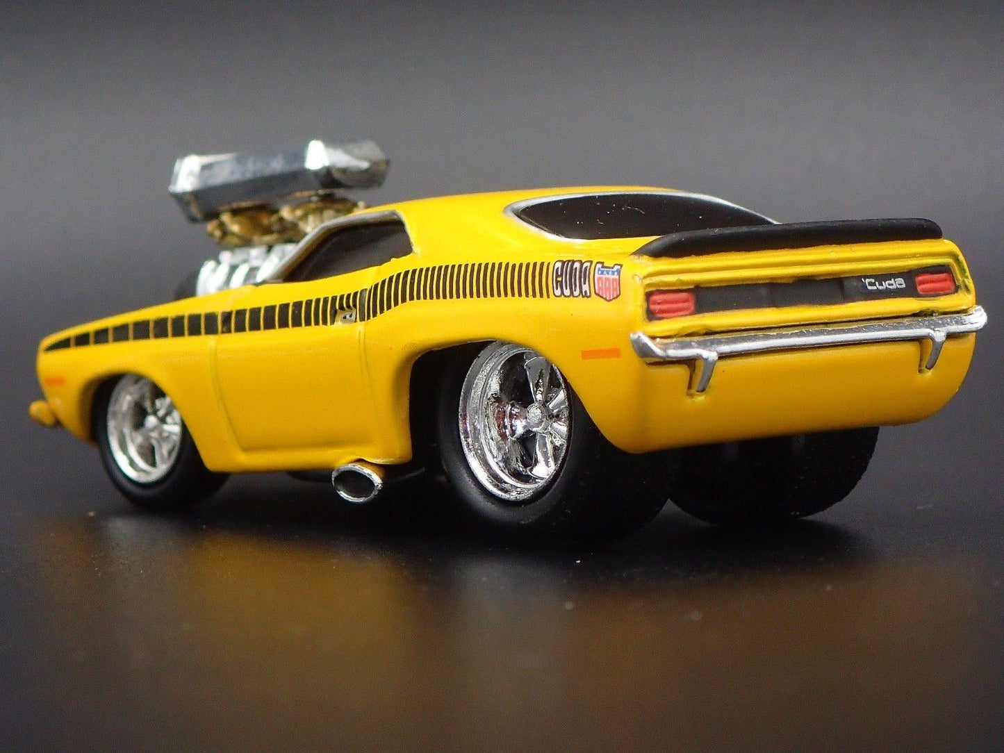 1970 70 PLYMOUTH AAR CUDA YELLOW 1:64 SCALE LIMITED DIORAMA DIECAST MODEL CAR