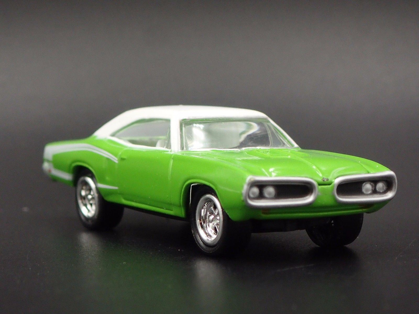 1970 DODGE CORONET SUPER BEE GREEN 1:64 SCALE LIMITED DIORAMA DIECAST MODEL CAR