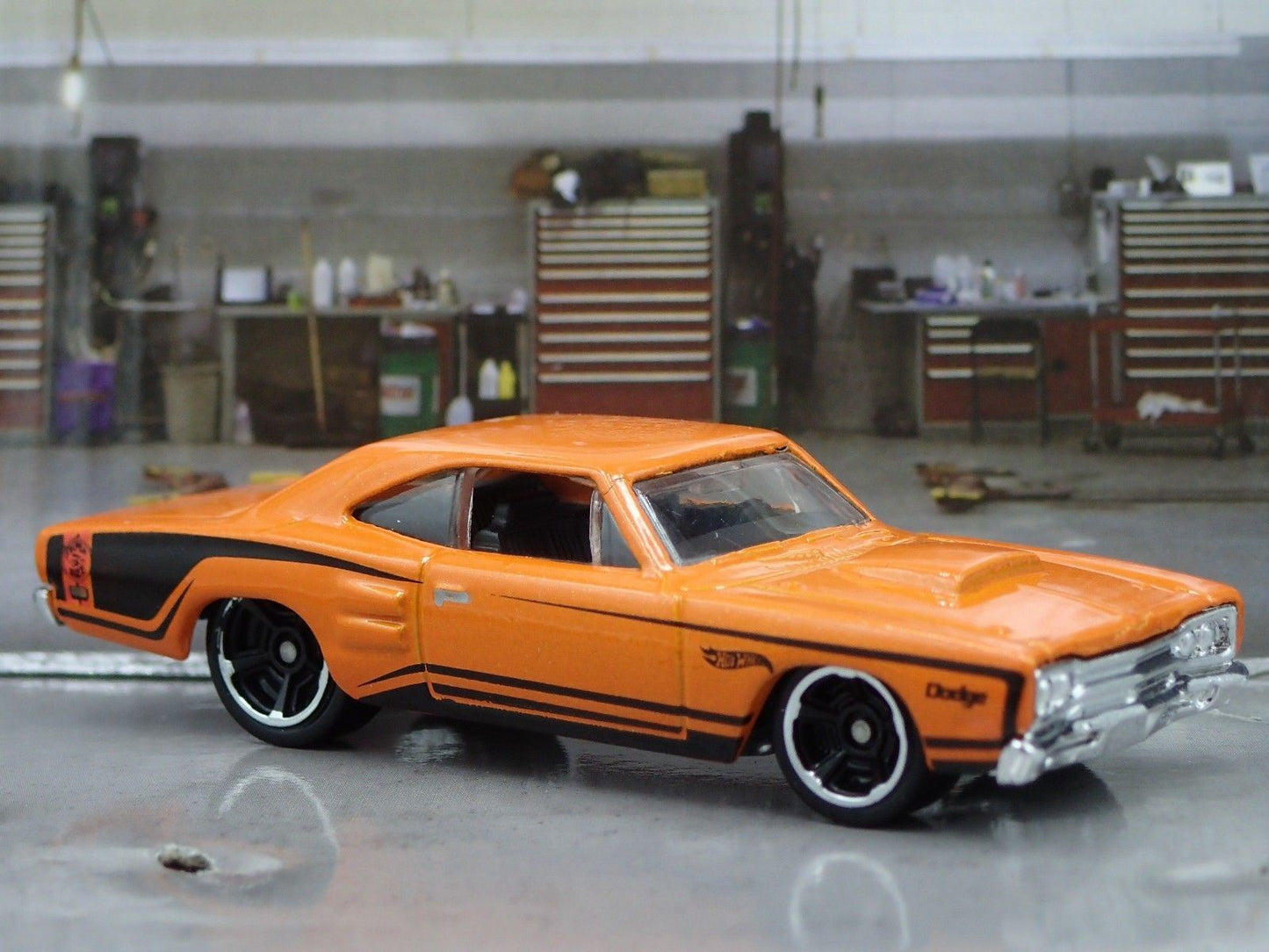1969 69 DODGE CORONET SUPER BEE ORANGE 1:64 SCALE DIORAMA DIECAST MODEL CAR