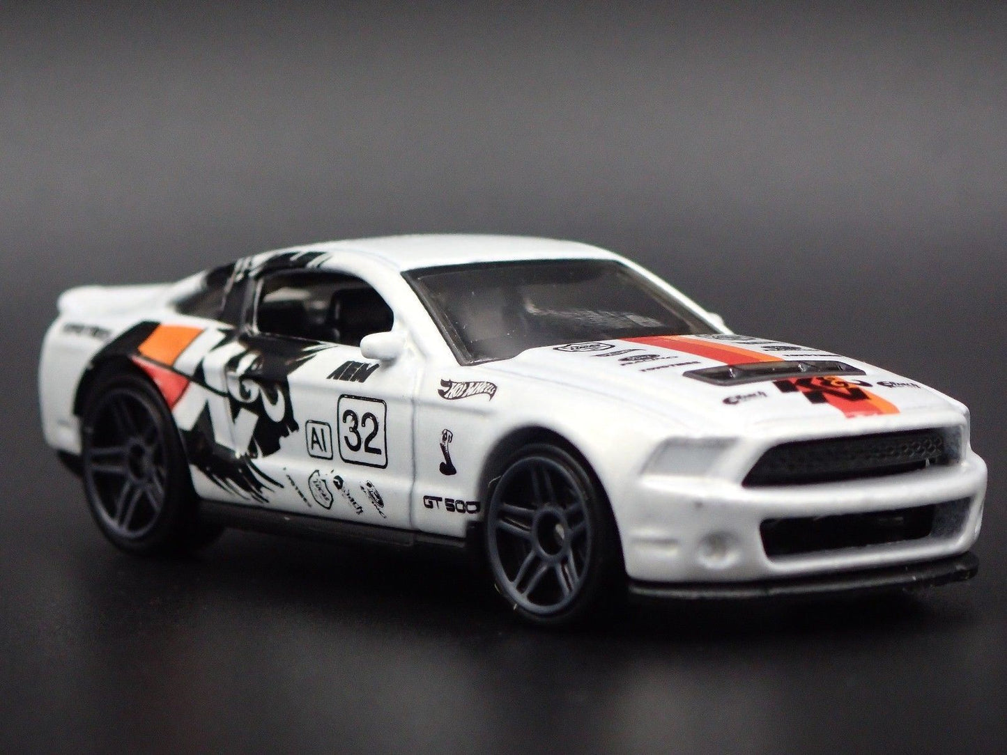 2010 10 FORD MUSTANG SHELBY GT500 K&N WHITE 1:64 SCALE DIORAMA DIECAST MODEL CAR
