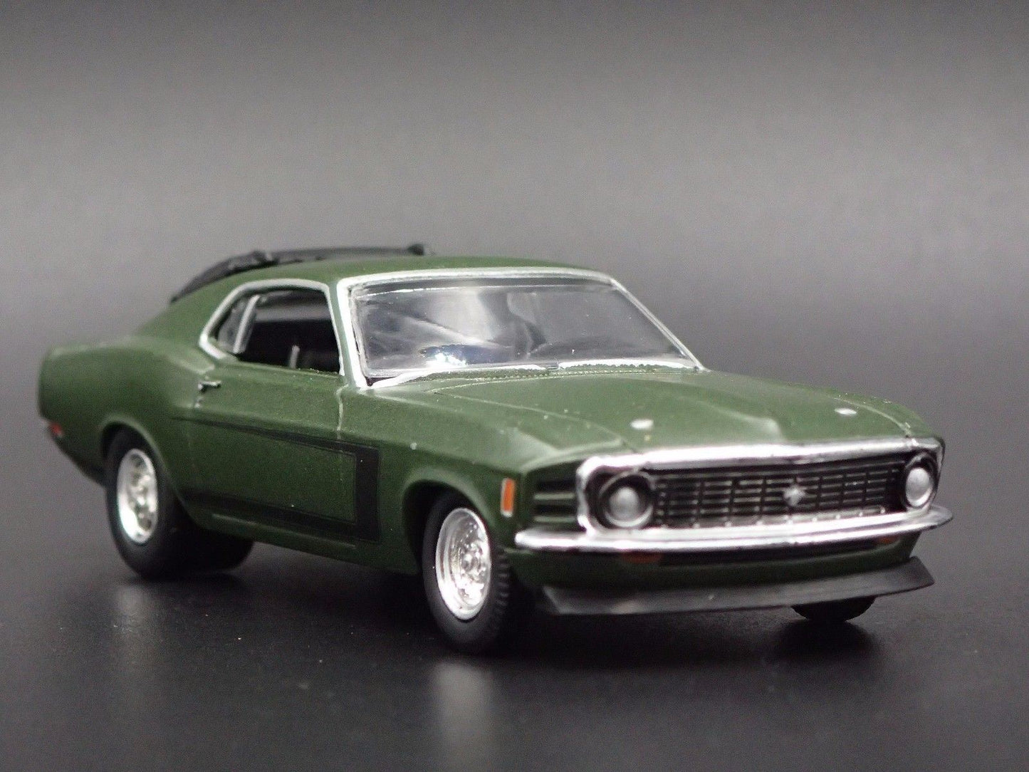 1970 70 FORD MUSTANG GRABBER FASTBACK GREEN 1:64 SCALE DIORAMA DIECAST MODEL CAR