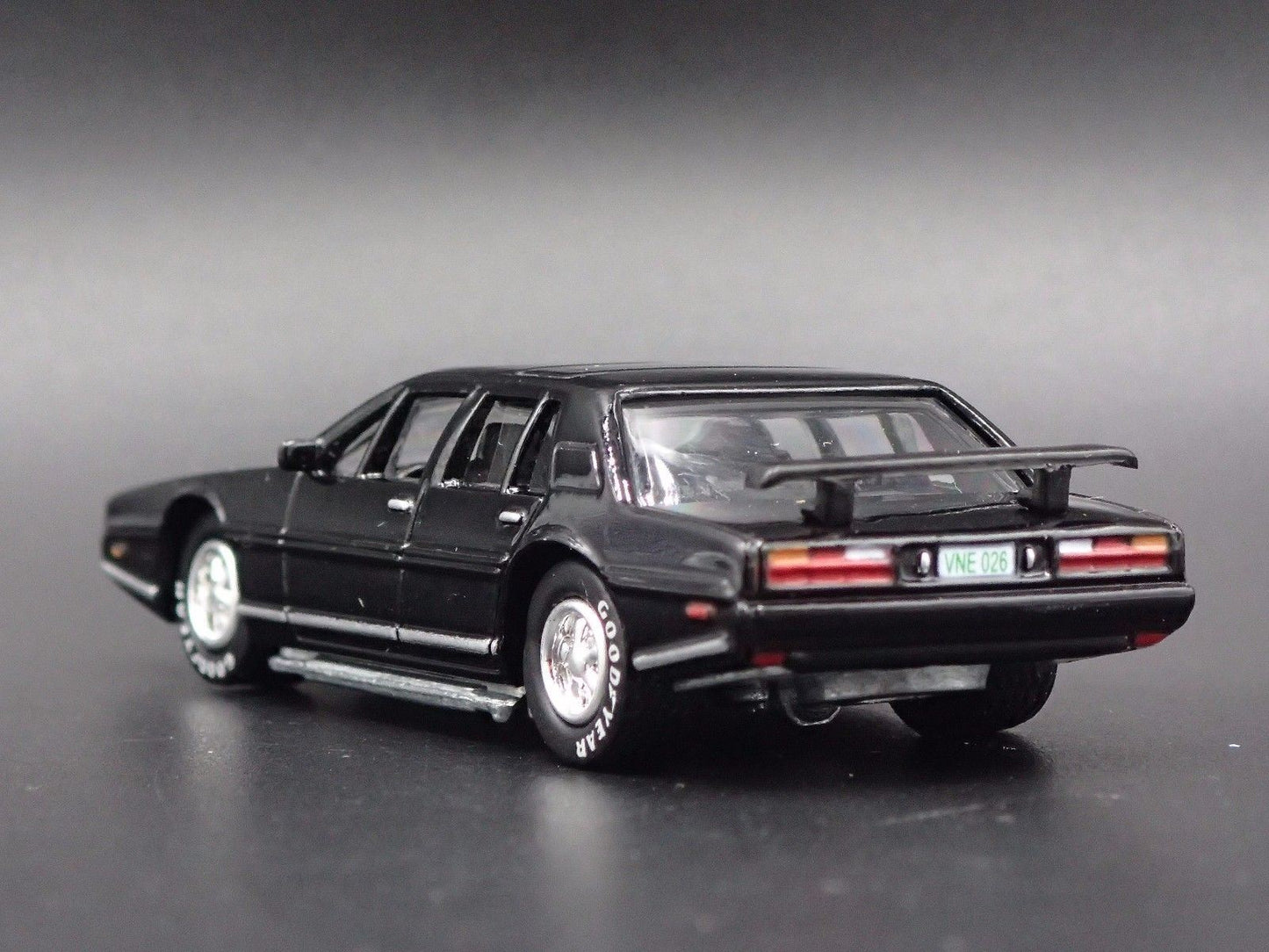 1984 84 ASTON MARTIN LAGONDA EVEL KNIEVEL'S CUSTOM 1:64 SCALE DIECAST MODEL CAR