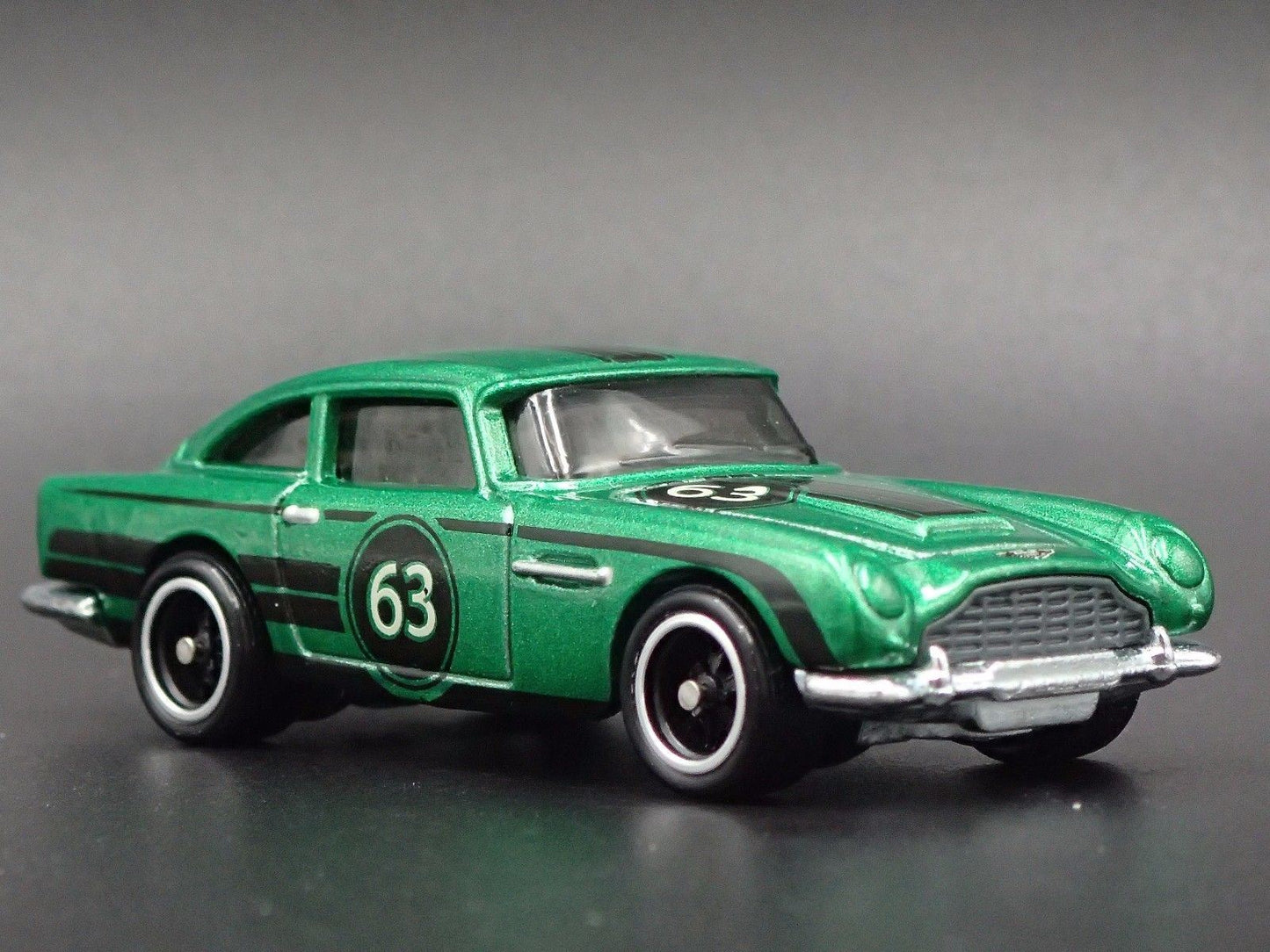 1963-1965 ASTON MARTIN DB5 GREEN 1/64 SCALE COLLECTIBLE DIECAST MODEL CAR
