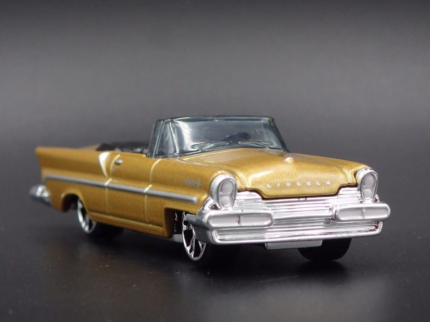 1957 57 LINCOLN PREMIERE CONVERTIBLE GOLD 1:64 SCALE DIORAMA DIECAST MODEL CAR
