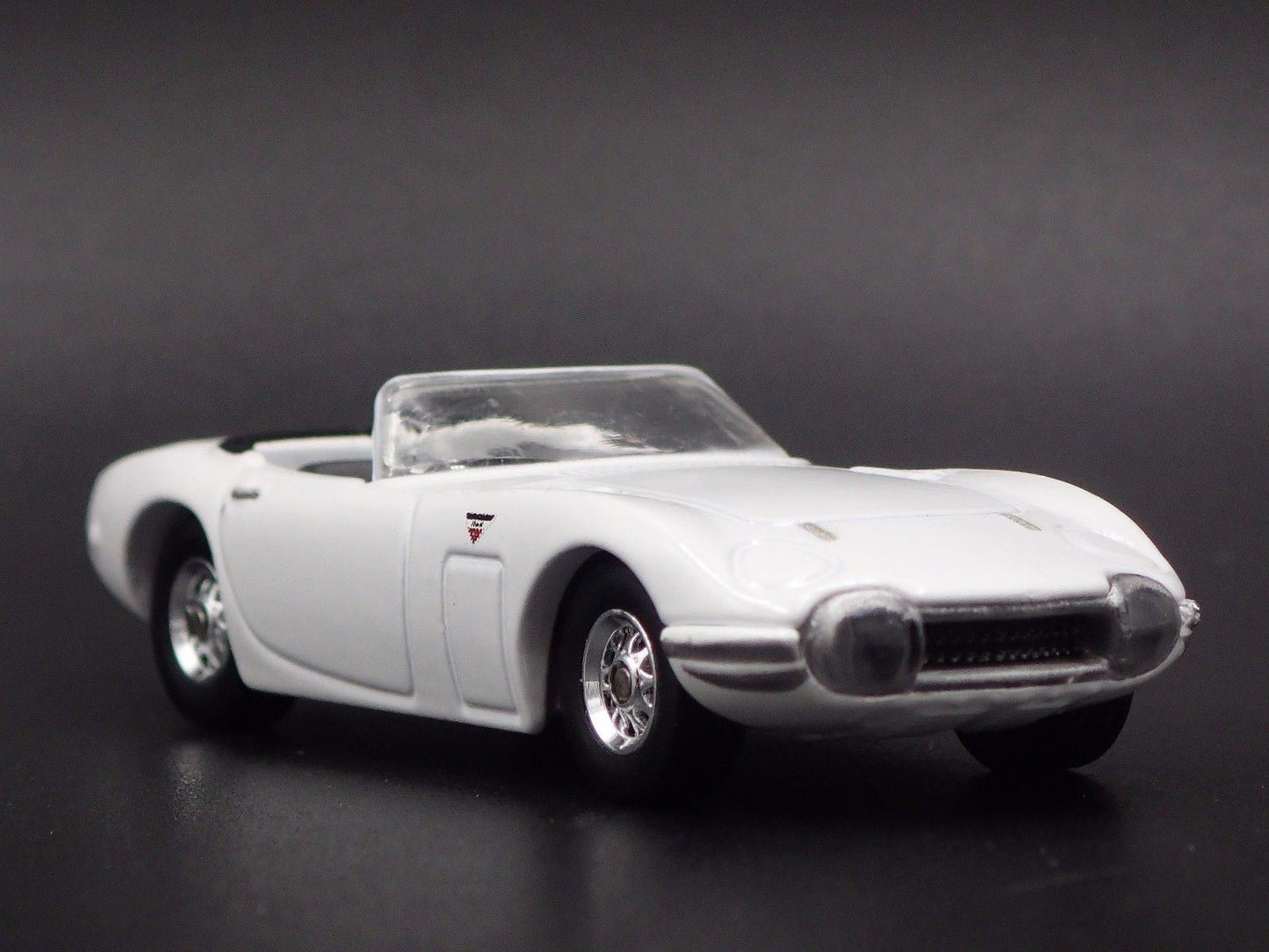 1967-1970 TOYOTA 2000GT ROADSTER WHITE RARE 1:64 SCALE DIORAMA DIECAST MODEL CAR
