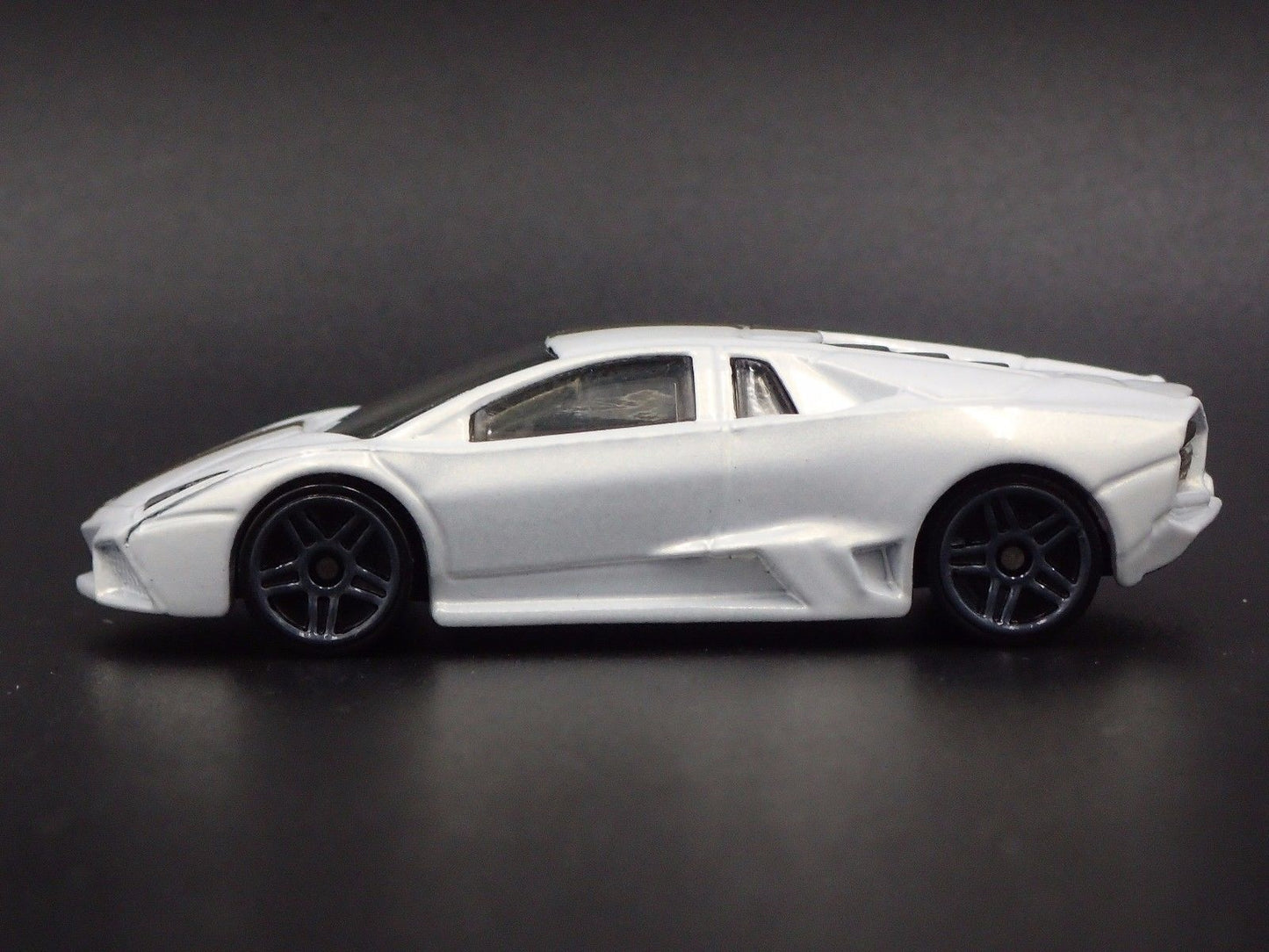 2007-2009 LAMBORGHINI REVENTON SUPER CAR 1:64 SCALE DIORAMA DIECAST MODEL CAR