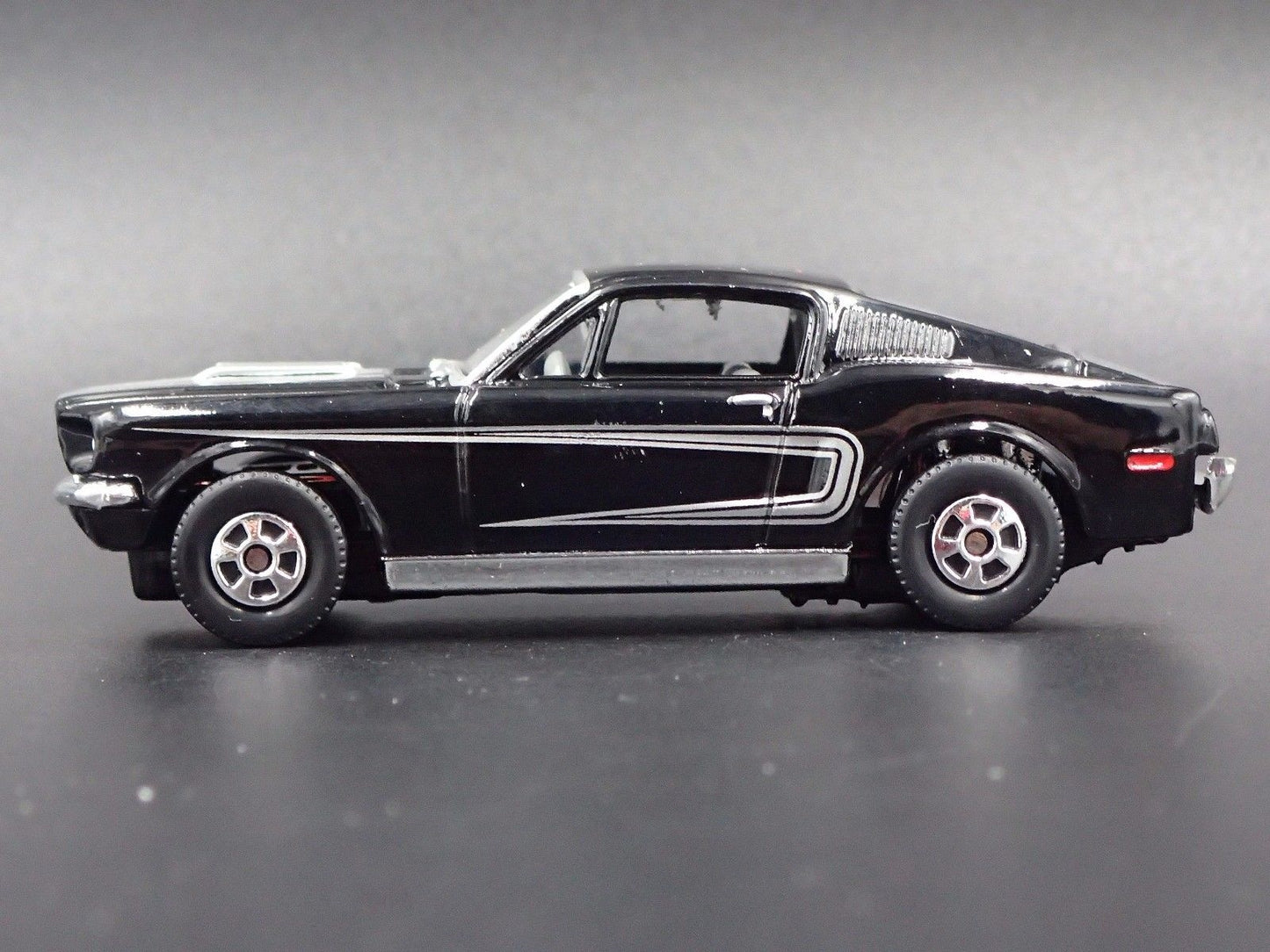 1968 68 FORD MUSTANG COBRA JET 428 BLACK 1:64 SCALE DIORAMA DIECAST MODEL CAR