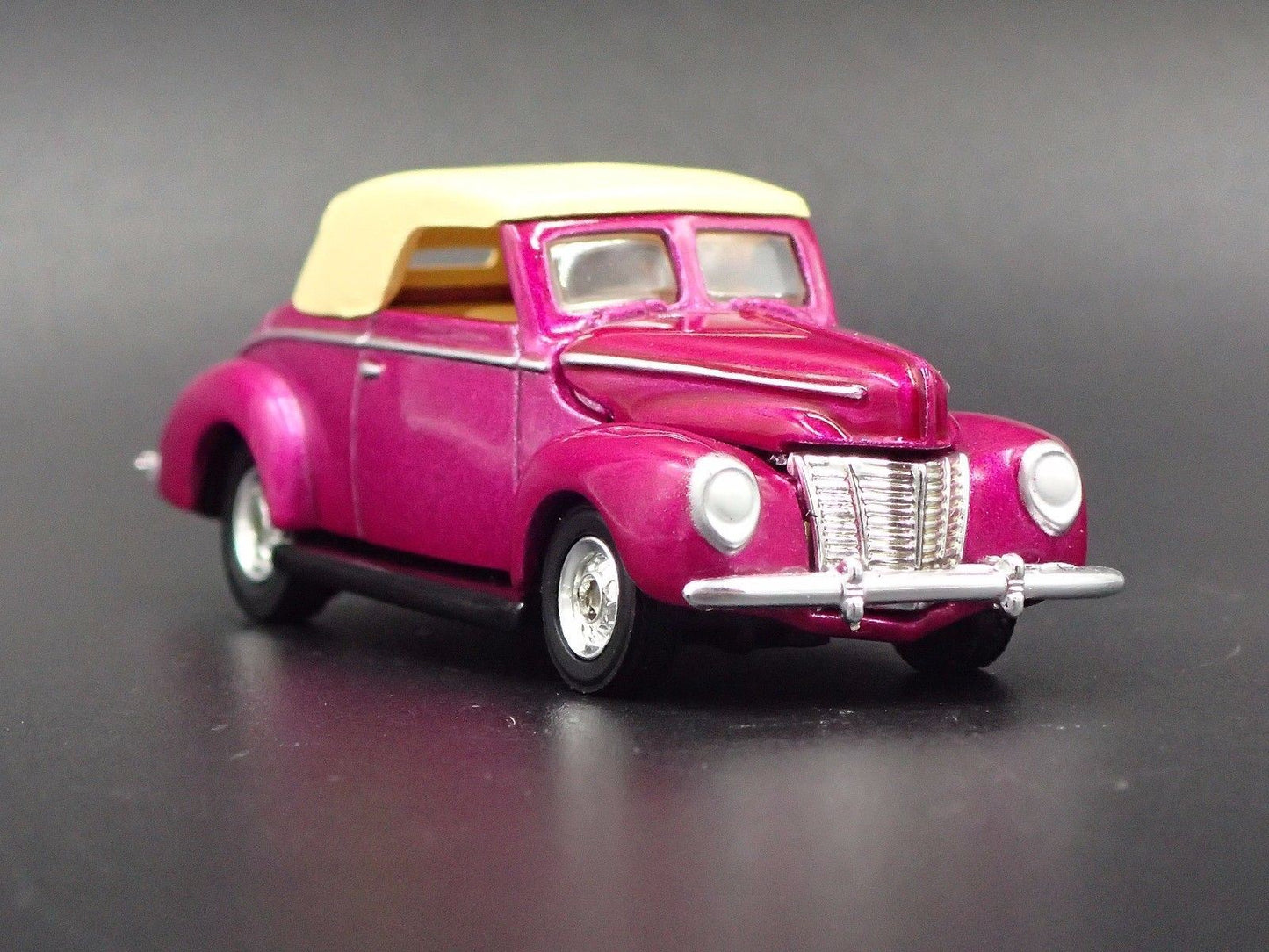 1940 40 FORD CONVERTIBLE PURPLE 1:64 SCALE COLLECTIBLE DIORAMA DIECAST MODEL CAR