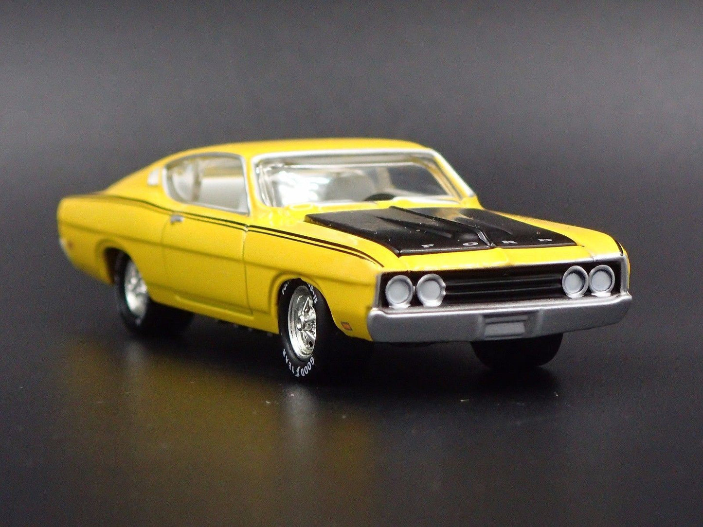 1969 69 FORD TORINO TALLADEGA COBRA YELLOW 1:64 SCALE DIORAMA DIECAST MODEL CAR