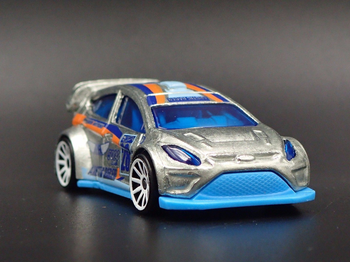 2009 - 2017 FORD FIESTA SILVER 1:64 SCALE COLLECTIBLE DIORAMA DIECAST MODEL CAR