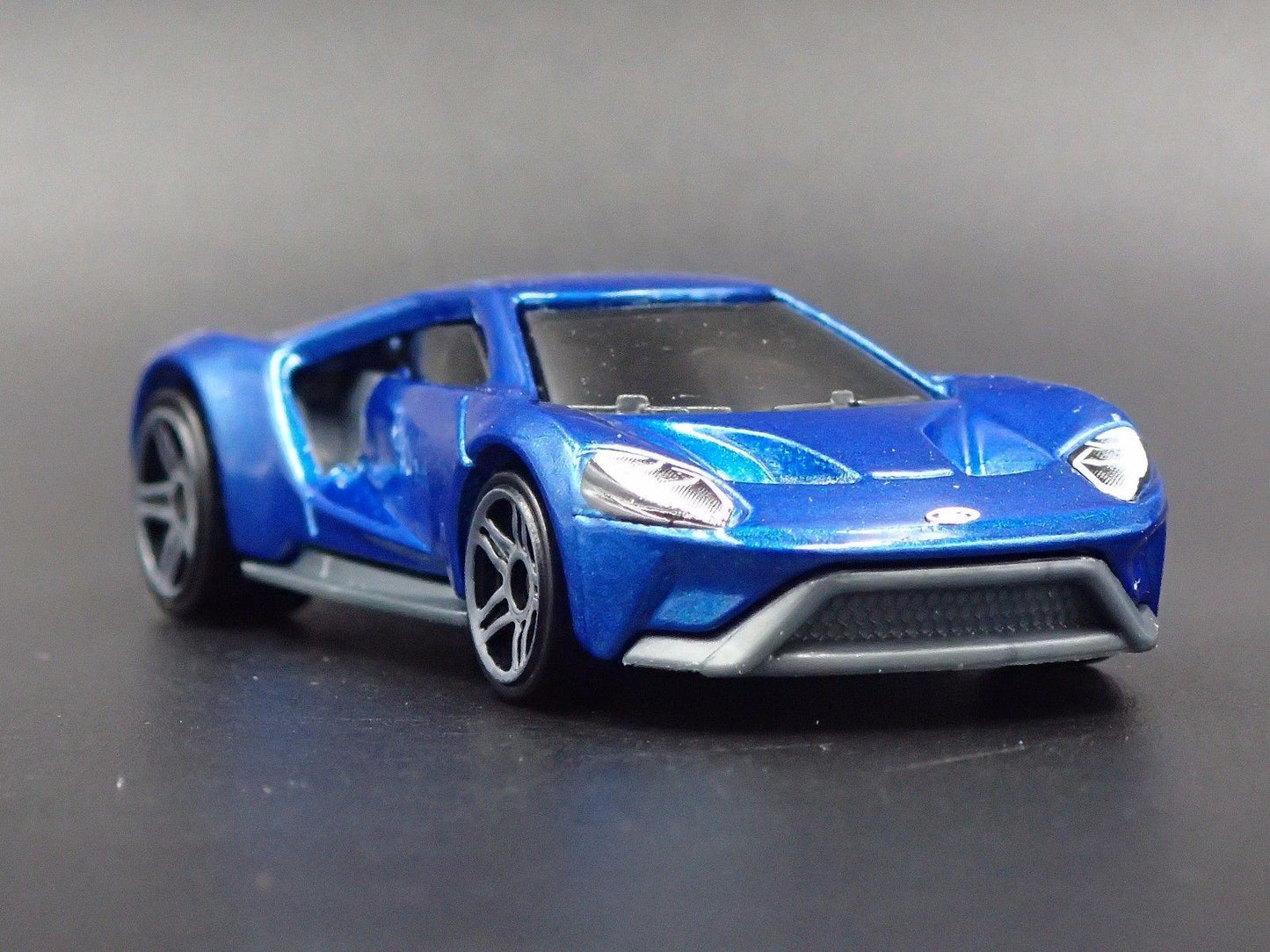 2017-2022 FORD GT SUPERCAR BLUE 1:64 SCALE COLLECTIBLE DIORAMA DIECAST MODEL CAR