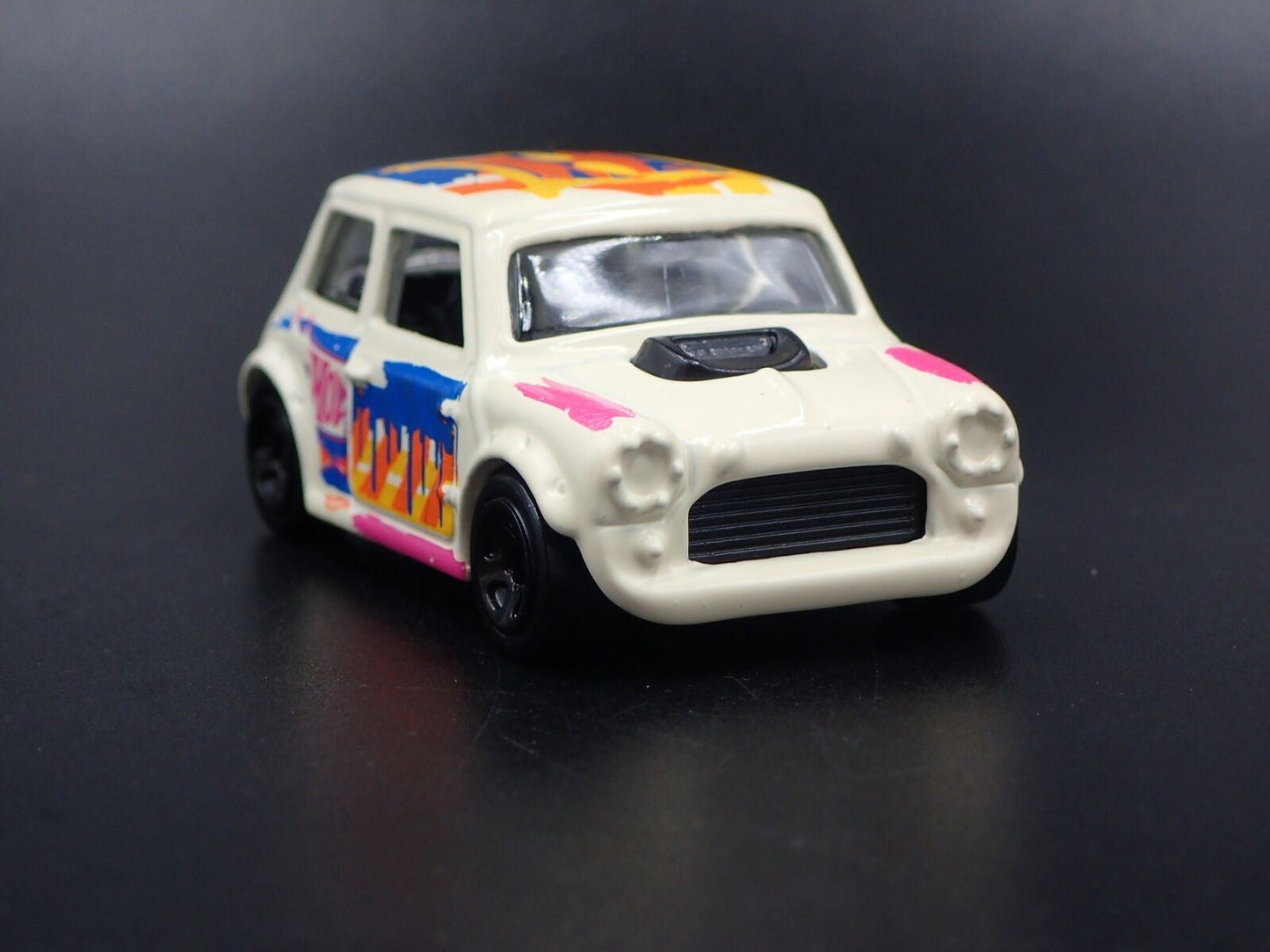 1959-1967 AUSTIN MINI COOPER MARK I WHITE 1:64 SCALE DIORAMA DIECAST MODEL CAR