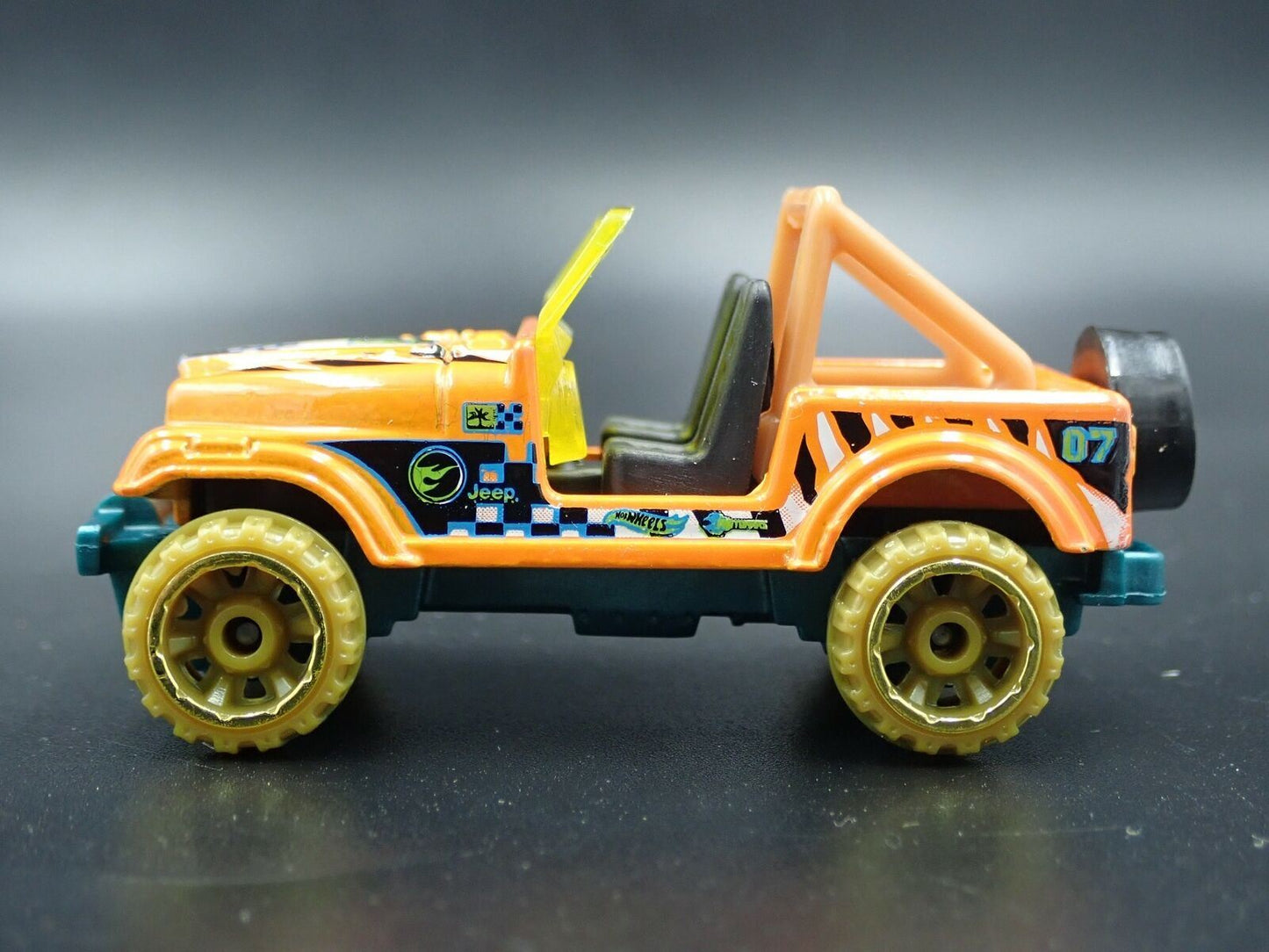 1986-1995 JEEP WRANGLER CJ7 YJ 1:64 SCALE COLECTIBLE DIORAMA DIECAST MODEL CAR