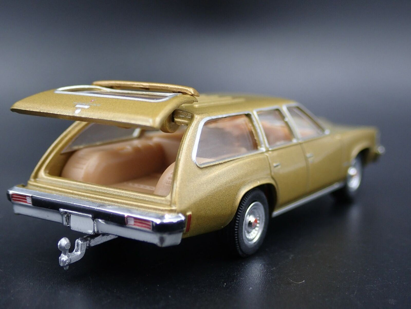 1977 77 PONTIAC LEMANS SAFARI WAGON 4 DOOR W HITCH 1/64 SCALE DIECAST MODEL CAR