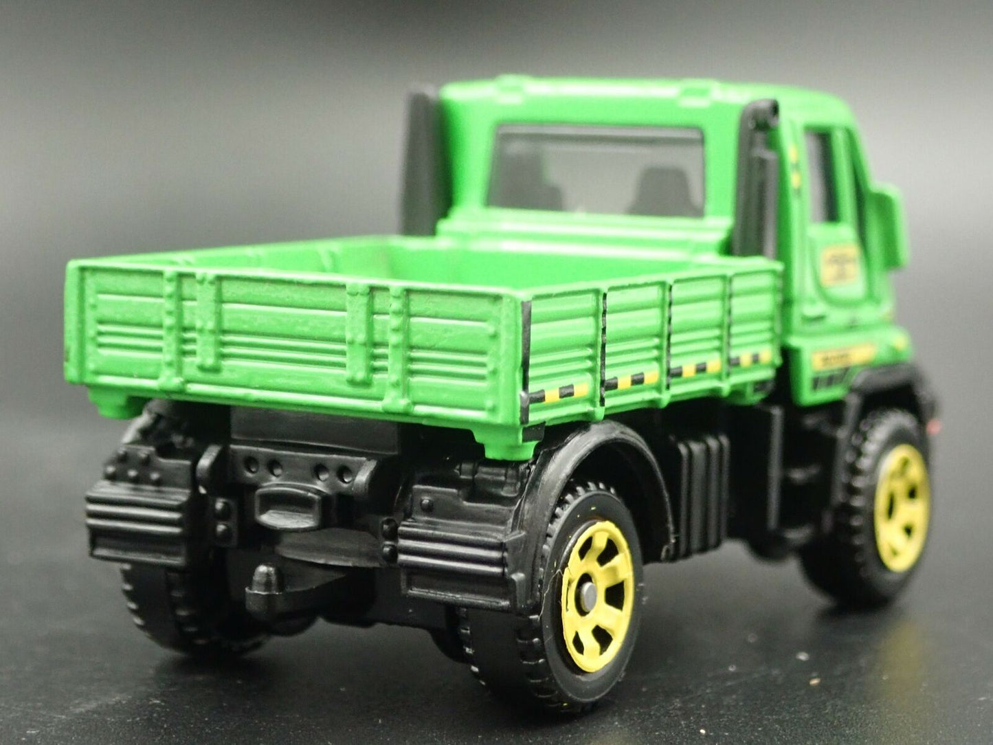 MERCEDES-BENZ UNIMOG U300 UTILITY TRUCK 1:64 SCALE DIORAMA DIECAST MODEL CAR