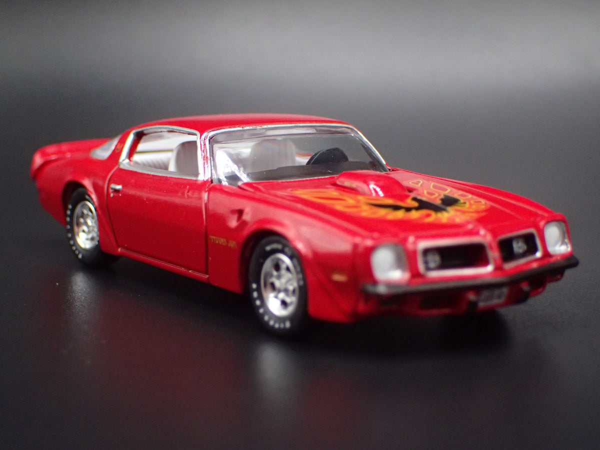 1976 76 PONTIAC FIREBIRD T/A 1:64 SCALE COLLECTIBLE DIORAMA DIECAST MODEL CAR
