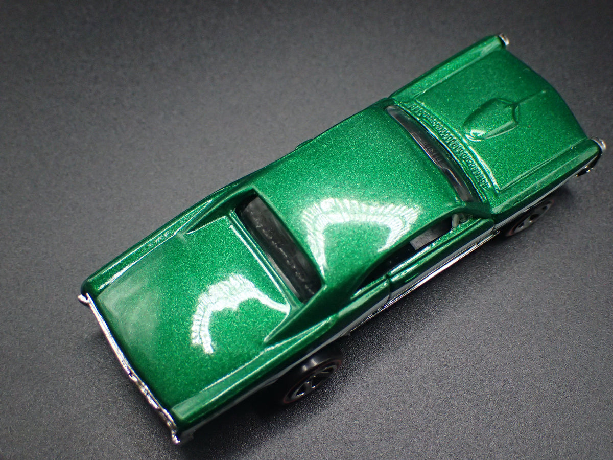1967 67 PONTIAC GTO GREEN 1:64 SCALE COLLECTIBLE DIORAMA DIECAST MODEL CAR