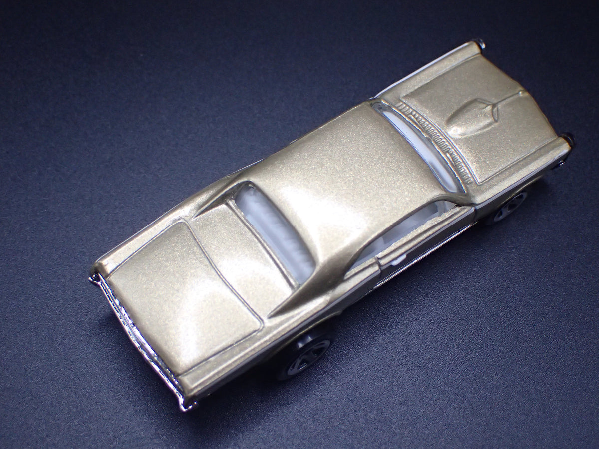 1967 67 PONTIAC GTO GOLD 1:64 SCALE COLLECTIBLE DIORAMA DIECAST MODEL CAR