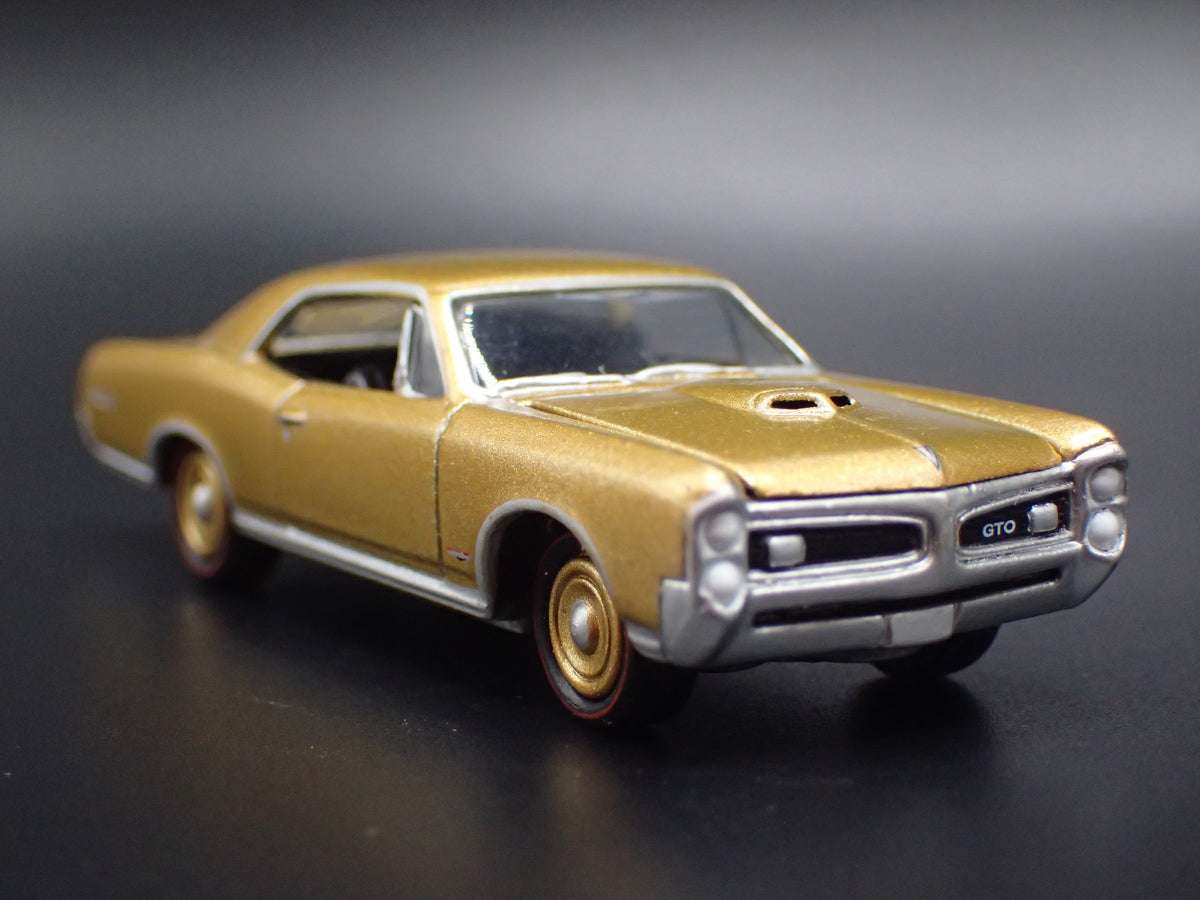 1966 66 PONTIAC GTO MUSCLE CAR GOLD 1/64 SCALE COLLECTIBLE DIECAST MODEL CAR