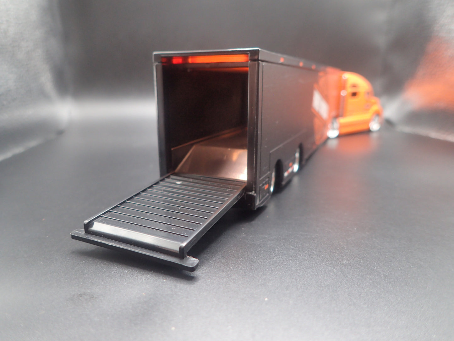 HARLEY DAVIDSON CUSTOM TRANSPORTER HAULER TRAILER 1:64 SCALE MODEL SET