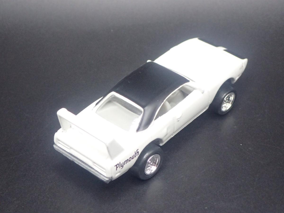 1970 70 PLYMOUTH SUPERBIRD WHITE 1:64 SCALE COLLECTIBLE DIORAMA DIECAST MODEL CAR