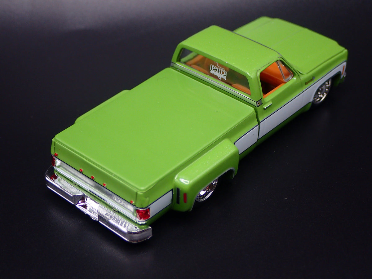 1978 CHEVY CHEVROLET SILVERADO 30 DUALLY SQUAREBODY TRUCK 1/64 DIECAST MODEL CAR