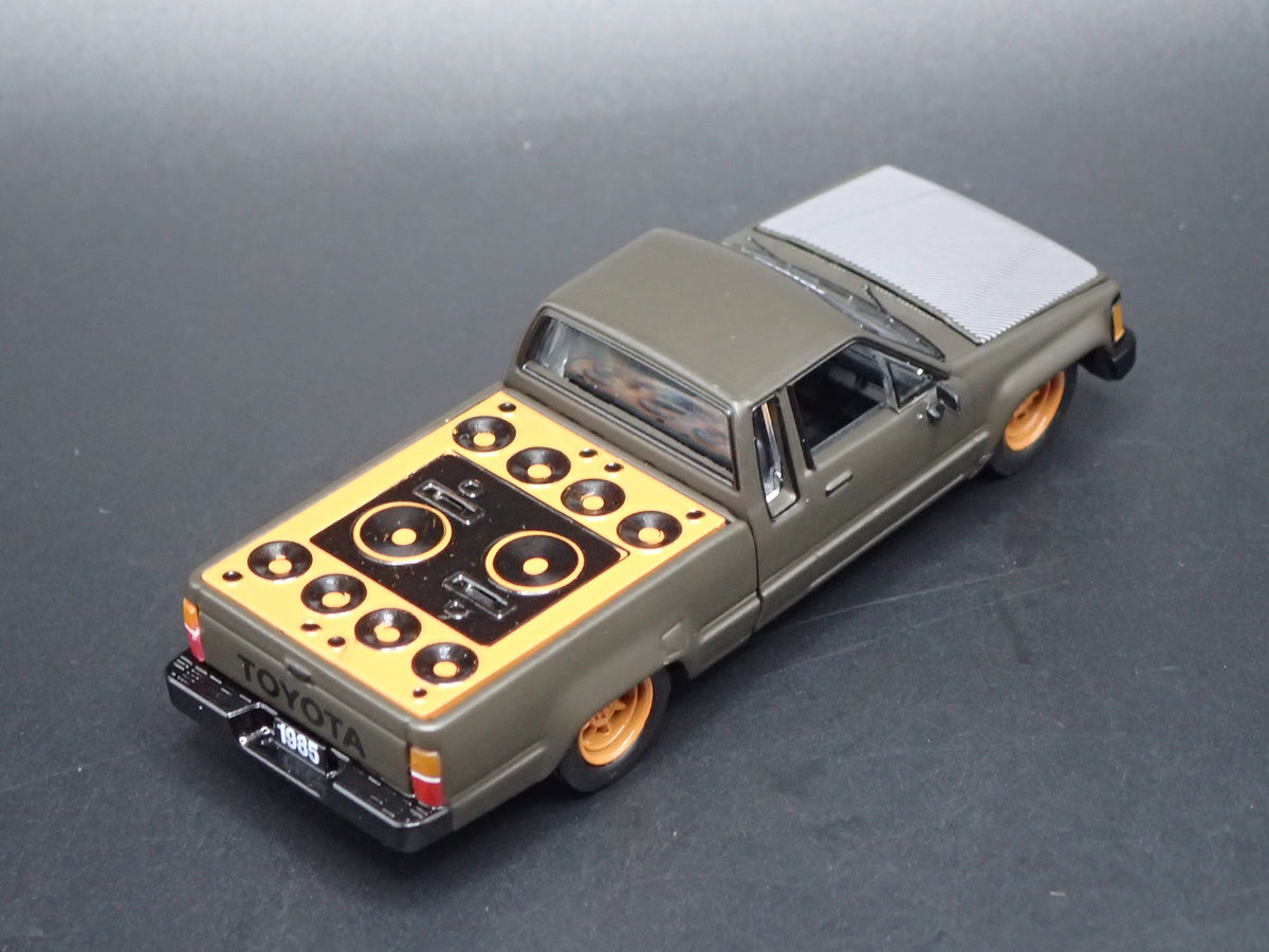 1984-1988 TOYOTA PICKUP TRUCK MINI TRUCK 1/64 SCALE COLLECTIBLE DIECAST MODEL CAR