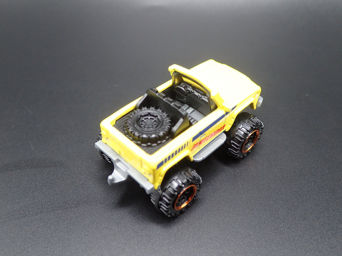 INTERNATIONAL SCOUT 4X4 YELLOW 1:64 SCALE COLLECTIBLE DIECAST MODEL CAR
