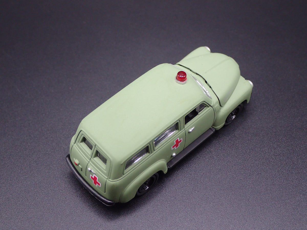 1950 50 CHEVY CHEVROLET SUBURBAN AMBULANCE 1:64 SCALE DIORAMA DIECAST MODEL CAR
