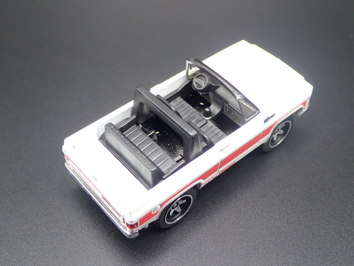 1975 75 CHEVY CHEVROLET BLAZER CUSTOM 4X4 WHITE 1/64 SCALE DIECAST MODEL CAR