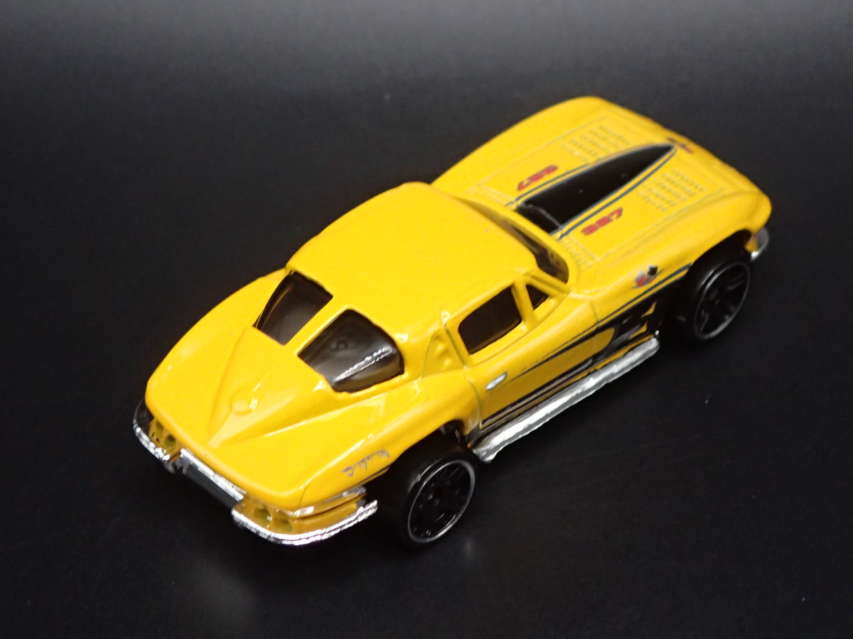 1963 63 CHEVY CHEVROLET CORVETTE SPLIT WINDOW YELLOW 1/64 SCALE DIECAST MODEL CAR