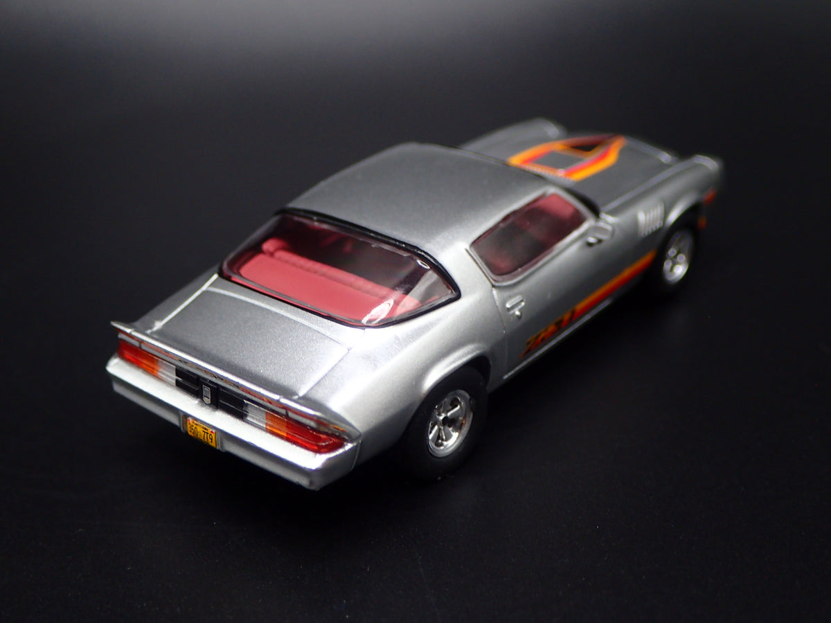 1979 79 CHEVY CHEVROLET CAMARO Z28 SILVER 1:64 SCALE DIORAMA DIECAST MODEL CAR